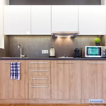 Toni's Bright And Green In City Centre Apartment Athens